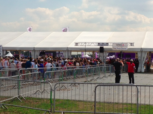 queuing for hyde park screens